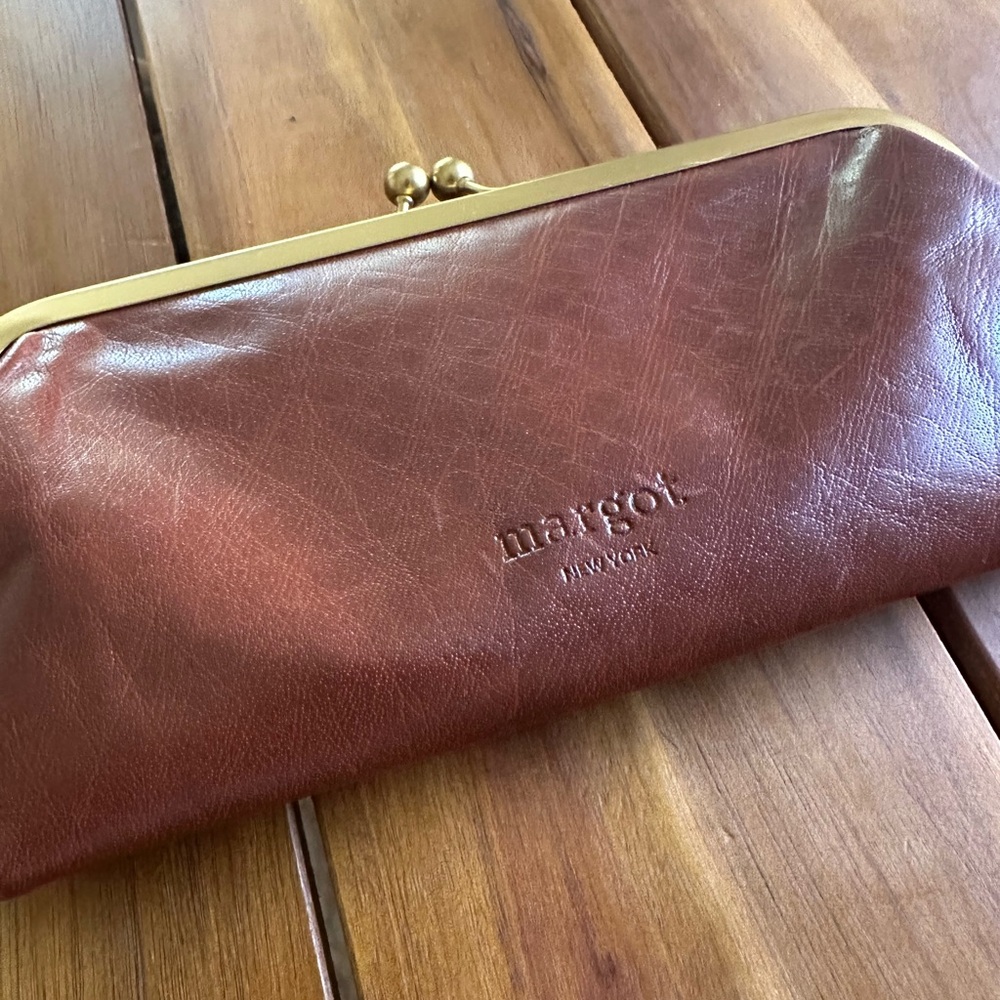 Margot Kiss Lock Wallet Clutch Wristlet – Retro Style, Elegant & Functional